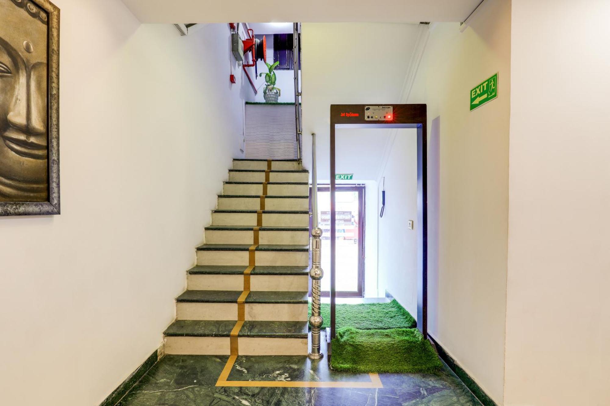 Hotel Sarthak Palace Near Karol Bagh Metro Station New Delhi Экстерьер фото